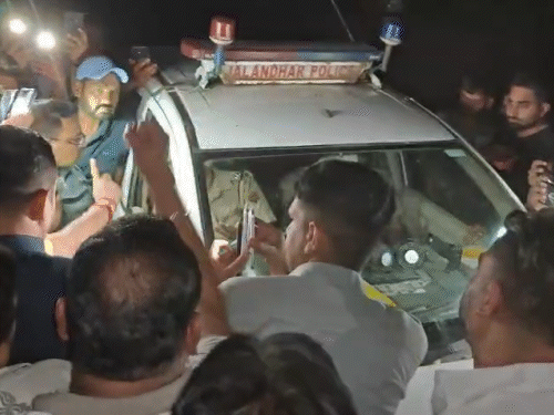 रात में कार्यक्रम की तैयारियों को रुकवाने पहुंची पुलिस से भाजपा नेता भिड़े।
