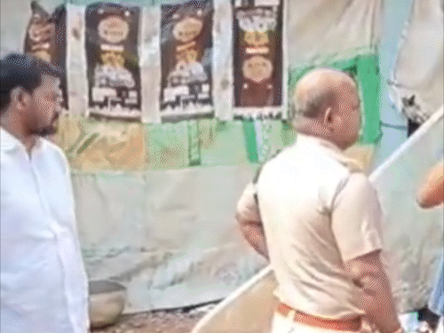 पुलिस, फोरेंसिक, डॉग स्क्वायड की टीम मौके पर पहुंचकर जांच कर रही है।