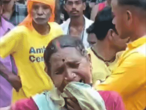 वारदात की खबर मिलने के बाद परिजनों के आंसू थम नहींं रहे।