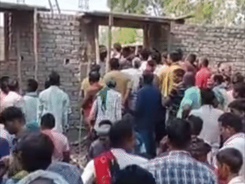 सूचना मिलते ही निर्माणाधीन मकान के पास लोगों की भीड़ जुट गई।
