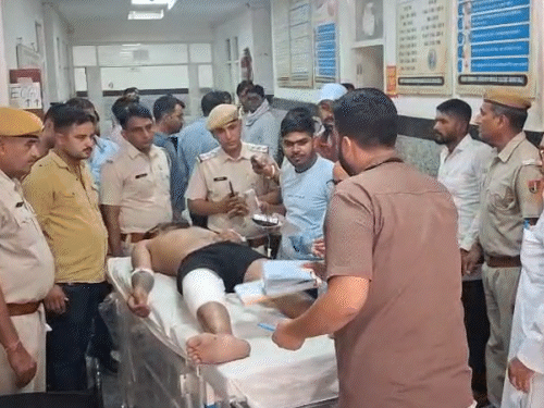 पुलिस से मुठभेड़ में घायल बदमाश अनमोल को राजकीय भरतिया अस्पताल में भर्ती करवाया गया।
