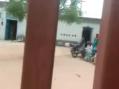 परिवार के सभी लोग खाट पर बैठकर मारपीट देखते रहे।