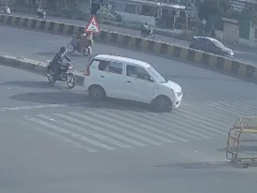 तेज रफ्तार सफारी कार महिला की स्कूटी को टक्कर मारते हुए भागी।
