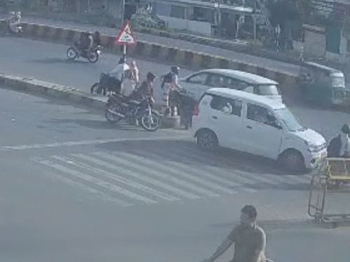 आसपास क गुजर रहे लोग महिला को बचाने मौके पर पहुंचे।