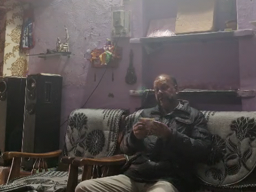 परिजनों ने पैसे लेते हुए तस्वीर कैमरे में कैद की।