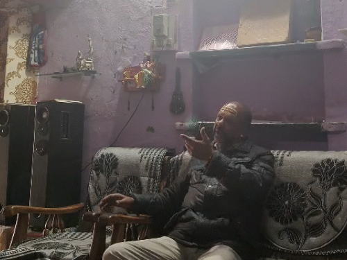 पैसे लेने के बाद प्रहरी घर से चला गया।