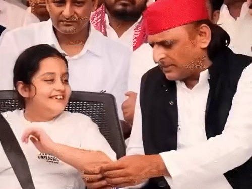 अखिलेश प्रतीक की छोटी बेटी पद्मजा से बातचीत करते रहे। उन्होंने बच्ची को चॉकलेट भी दी।