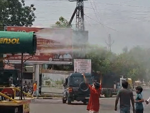 गुरुवार को भी जोधपुर शहर में गर्मी का असर तेज था। ऐसे में नगर निगम की ओर से पानी का छिड़काव किया गया।