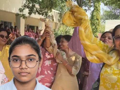 भिवानी की दीपिका 500 में से 499 अंक हासिल कर स्टेट टॉपर बनीं। पंचकूला में छात्राओं के साथ डांस कर खुशी मनातीं टीचर्स। इनसेट में टॉपर दीपिका की फोटो। - Dainik Bhaskar