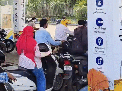 रायपुर के आमानाका में फ्यूल स्टेशन पर लगी लंबी कतारें।