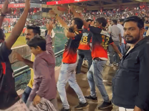 RCB की जीत के बाद हूटिंग करते रहे फैंस।