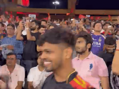 मैच के दौरान हूटिंग करते और सेल्फी लेते रहे फैंस।