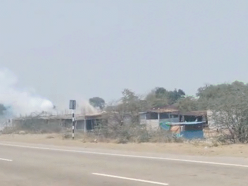 धमाके में घायल हुए सभी लोगों को तत्काल उपचार के लिए जिला अस्पताल भेजा जा रहा है। - Dainik Bhaskar