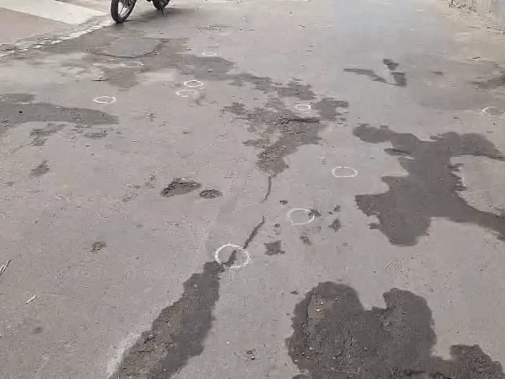 घर के बाहर सड़क पर इन जगहों पर गोलियों के खोल पड़े मिले।