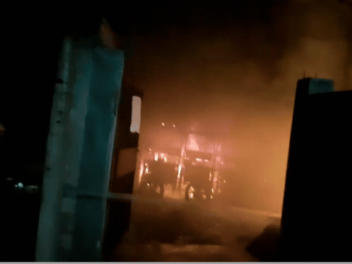 Agra E-Rickshaw Charging Point Fire | 24 Vehicles Burnt