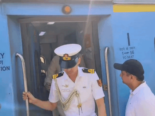 कुरुक्षेत्र रेलवे स्टेशन पर ट्रेन से उतरते गवर्नर आचार्य देवव्रत।