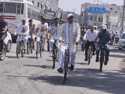 कुरुक्षेत्र में साइकिल चलाते हुए गुजरात के गवर्नर आचार्य देवव्रत।