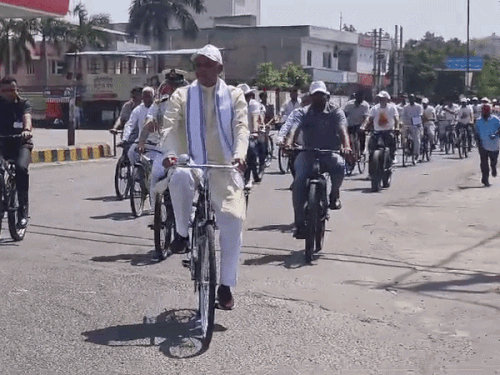 बाजार से साइकिल पर जाते गवर्नर आचार्य देवव्रत।