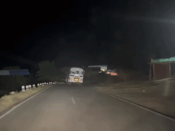इसके बाद एक मोड़ पर बिजली पोल से टकराकर सड़क किनारे एक गहरे गड्ढे में जाकर फंस गई।