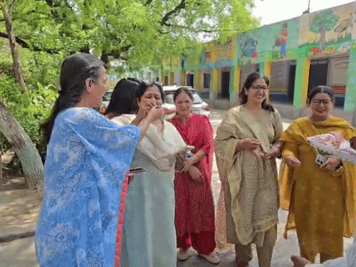 सोनीपत में रिजल्ट आने के बाद एक दूसरे को मिठाई खिलातीं टीचर्स।