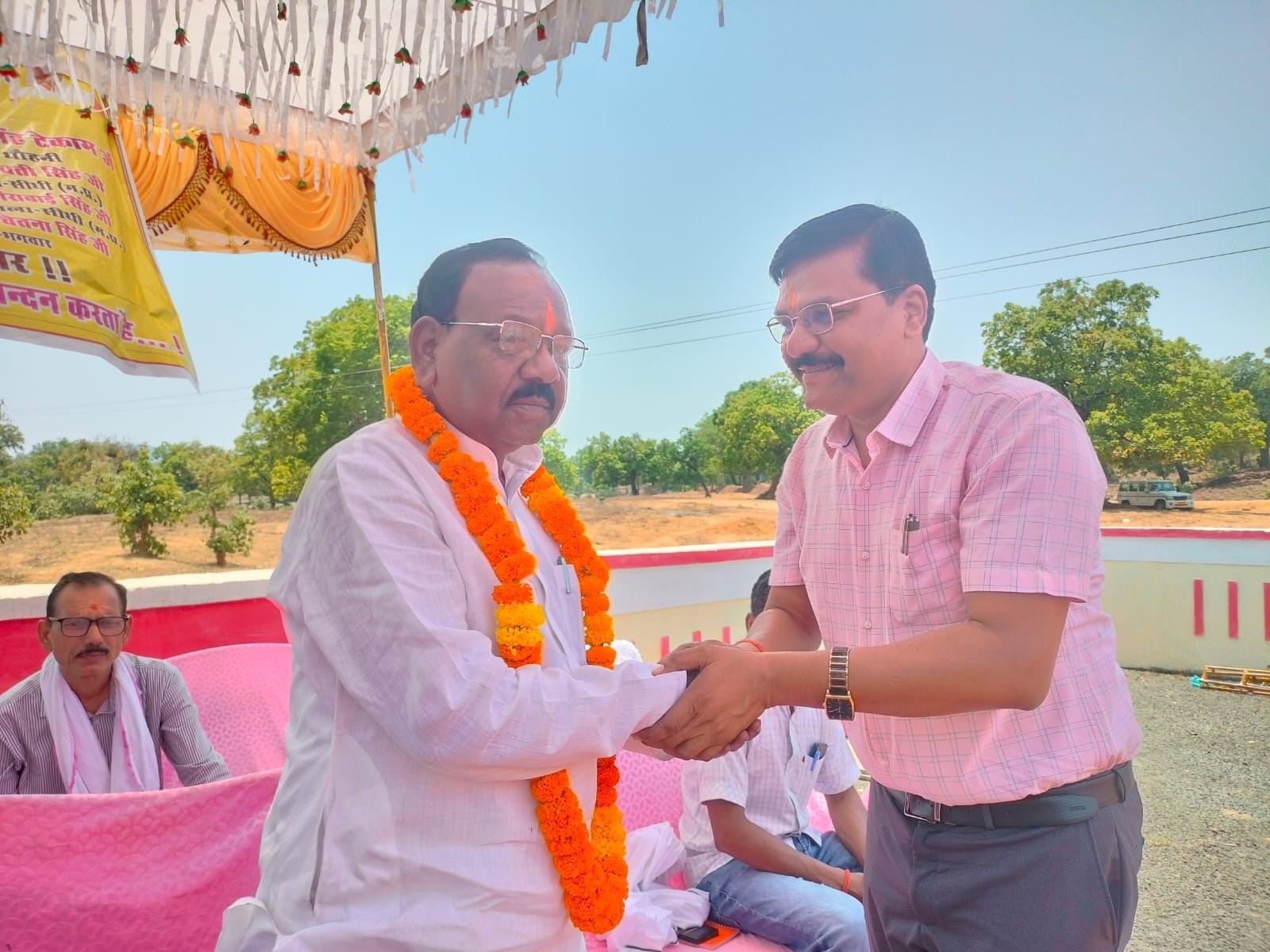 विधायक का स्वागत करते कुसमी एसडीएम शैलेंद्र द्विवेदी।