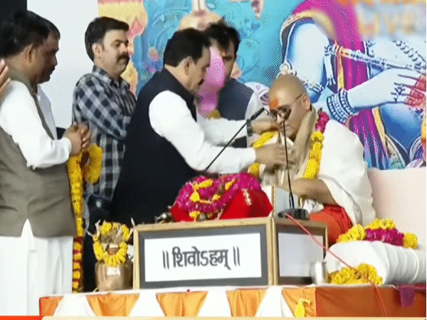 दतिया में पूर्व मंत्री नरोत्तम मिश्रा कथा में पहुंचे तो कुछ देर के लिए अव्यवस्थाएं हो गई।