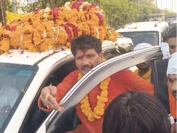 मोदी की अपील के बावजूद कारों का काफिला निकाला, दो नेताओं पर कार्रवाई की गई।
