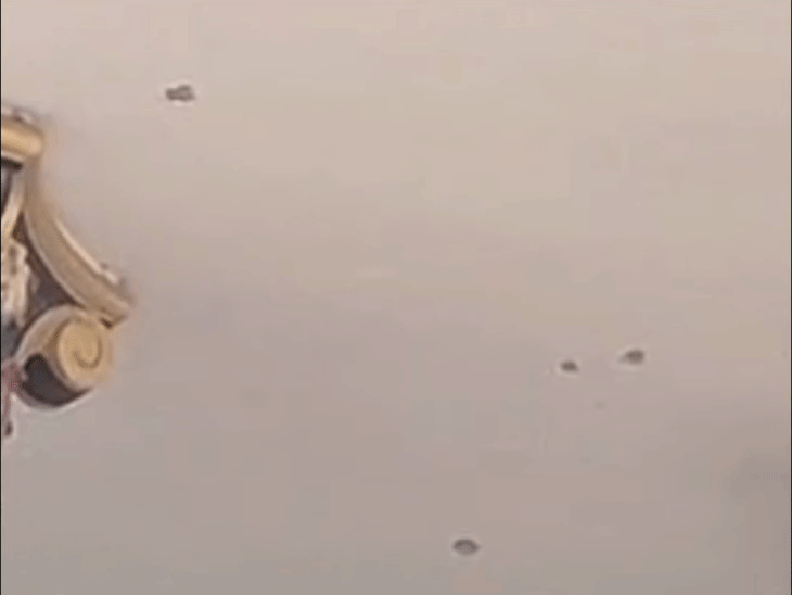 घर की दीवार पर गोली लगने के निशान।