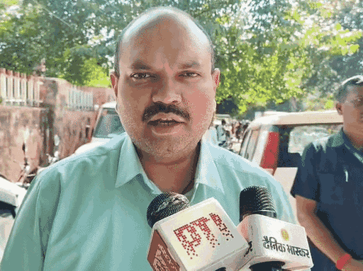 याचिकाकर्ता एस. विग्नेश शिशिर यांनी काँग्रेस खासदार राहुल गांधी यांच्या विरोधात नागरिकत्वाबाबतही याचिका दाखल केली होती, ज्यावर सुनावणी सुरू आहे.
