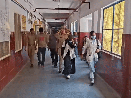 पुलिस ने कारोबारी की बेटी अरीबा और उसके बॉयफ्रेंड समेत 5 को गिरफ्तार किया है।