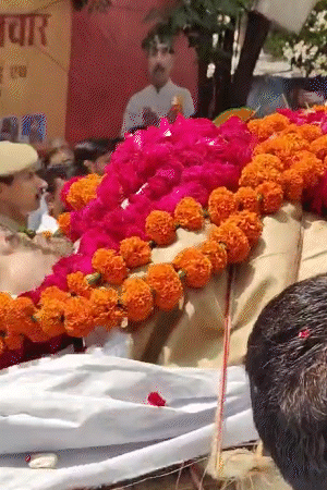 प्रतीक की अंतिम यात्रा में हजारों की संख्या में समर्थक मौजूद रहे। 'प्रतीक यादव अमर रहे' के नारे लगाते रहे।