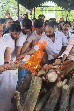 पत्नी अपर्णा के पिता यानी ससुर अरविंद सिंह बिष्ट ने चिता को मुखाग्नि दी।
