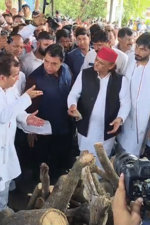 पंचतत्‍व में विलीन हुए प्रतीक यादव, ससुर ने दी मुखाग्नि; अखिलेश ने चिता पर रखी लकड़ी