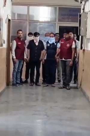 पोलिसांनी फसवणुकीच्या प्रकरणात संतोषला (काळ्या शर्टमध्ये) अटक केली आहे.