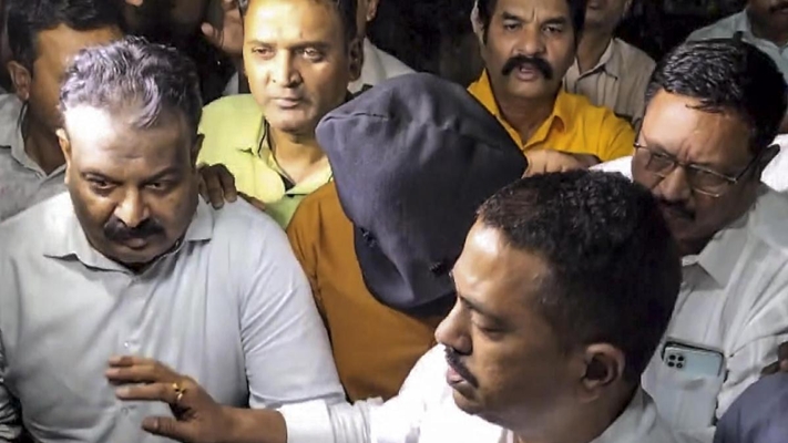 पेपर लीक मामले में CBI ने 5 आरोपियों को हिरासत में लिया है।
