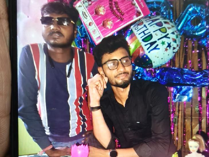काले चश्मे में सुमित। उसके साथ ही धीरज की फोटो। दोनों की हादसे में जान चली गई।