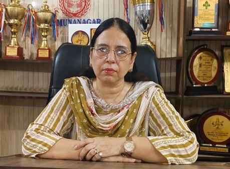 जिला शिक्षा अिधकारी प्रेमलता।