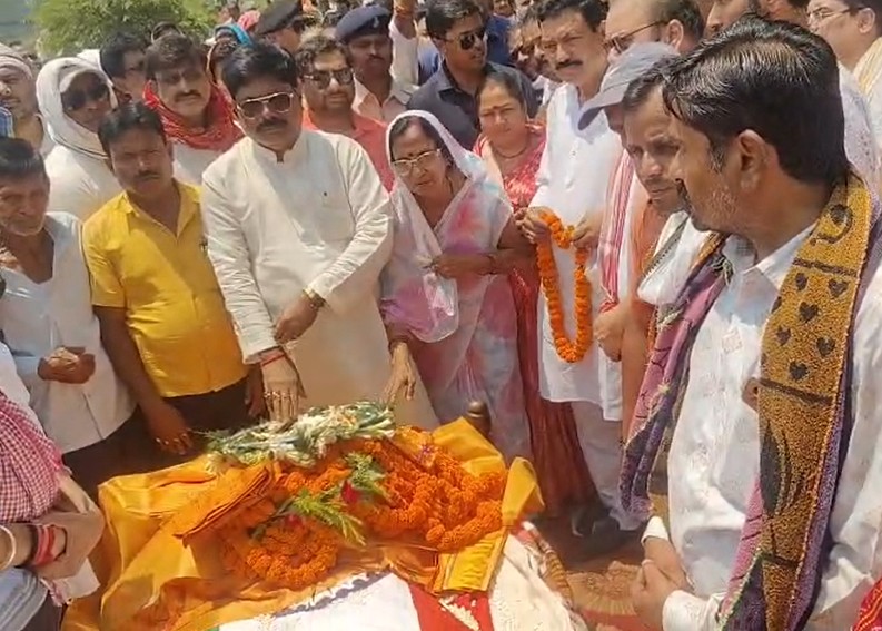 माधवलाल सिंह के अंतिम संस्कार में झारखंड सरकार के पेयजल एवं स्वच्छता मंत्री योगेंद्र प्रसाद भी शामिल हुए।