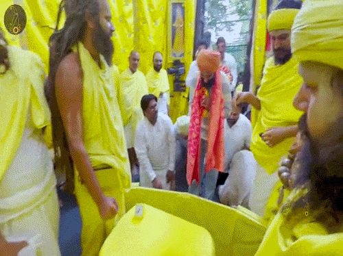 वृंदावन में प्रेमानंद महाराज के आगे नतमस्तक होते सिंगर कंवर ग्रेवाल।