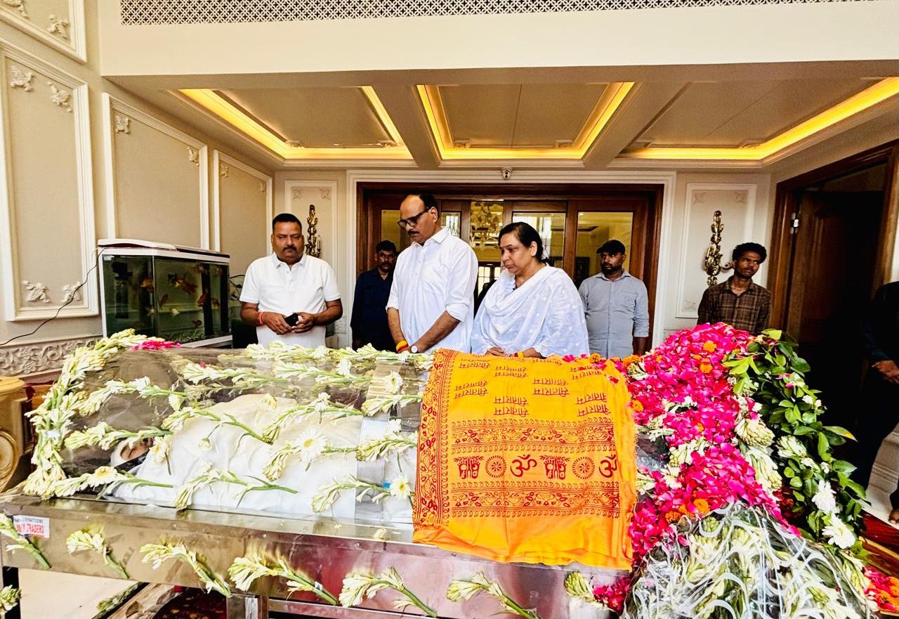 डिप्टी सीएम ब्रजेश पाठक पत्नी नम्रता के साथ पहुंचे और प्रतीक यादव को श्रद्धांजलि दी।