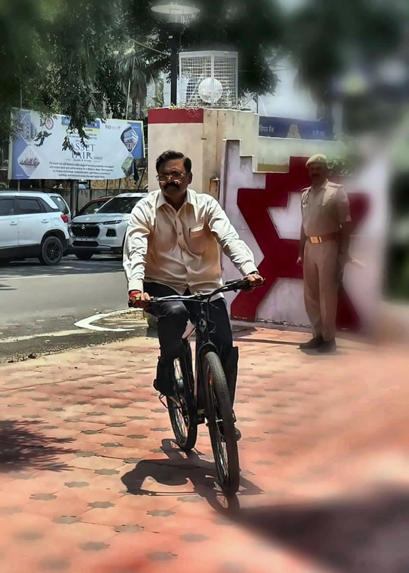 मुरादाबाद कमिश्नर आंजनेय कुमार सिंह (IAS) अपनी लग्जरी गाड़ी छोड़कर साइकिल से दफ्तर पहुंचे।