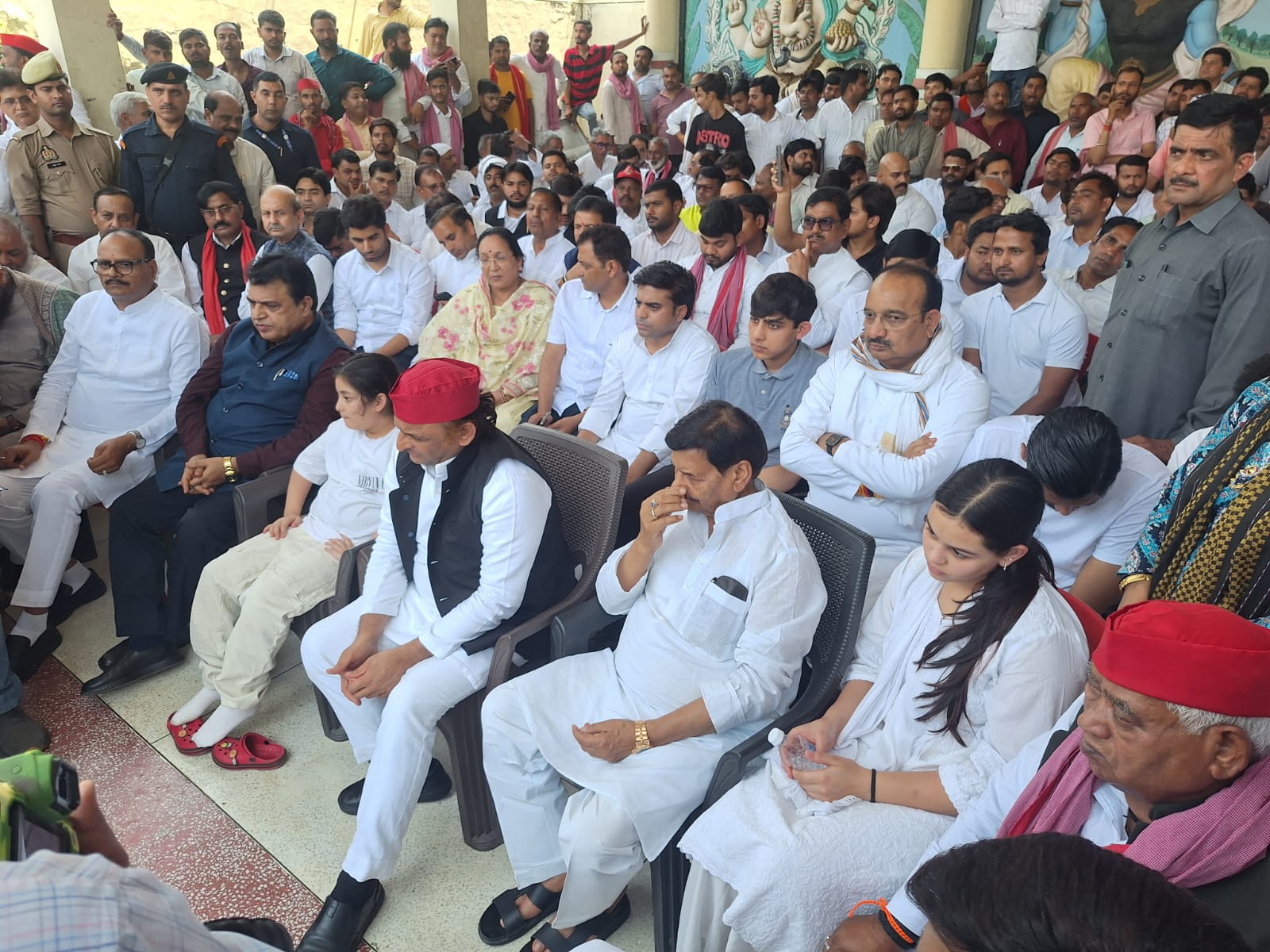 अखिलेश-शिवपाल के अगल-बगल प्रतीक की दोनों बेटियां प्रथमा और पद्मजा बैठी हैं। सपा प्रमुख के बेटे अर्जुन उनके पीछे बैठे हैं। दो कुर्सी छोड़कर डिप्टी सीएम ब्रजेश पाठक भी बैठे हैं।