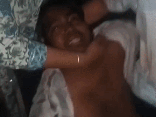 घायल छात्र को अस्पताल ले गए साथी।
