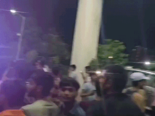 कॉलेज में झपड़ के बाद लगी लोगों की भीड़।