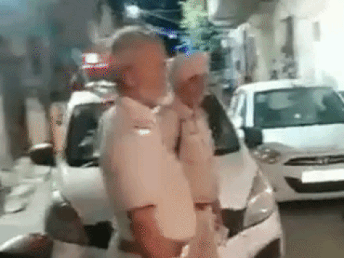 कबीर नगर की गलियों में हंगामे के बाद पहुंची पुलिस।