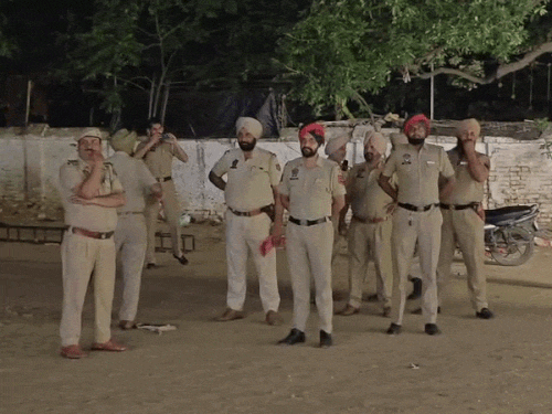 बड़ी संख्या में पुलिसबल कार्यक्रम की तैयारियां रुकवाने पहुंचा था।