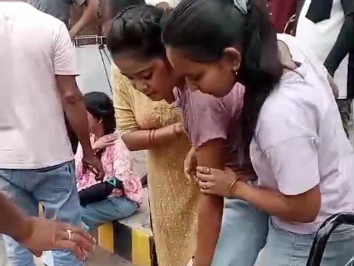 युवती को पैर में भी लगी हैं चोटें
