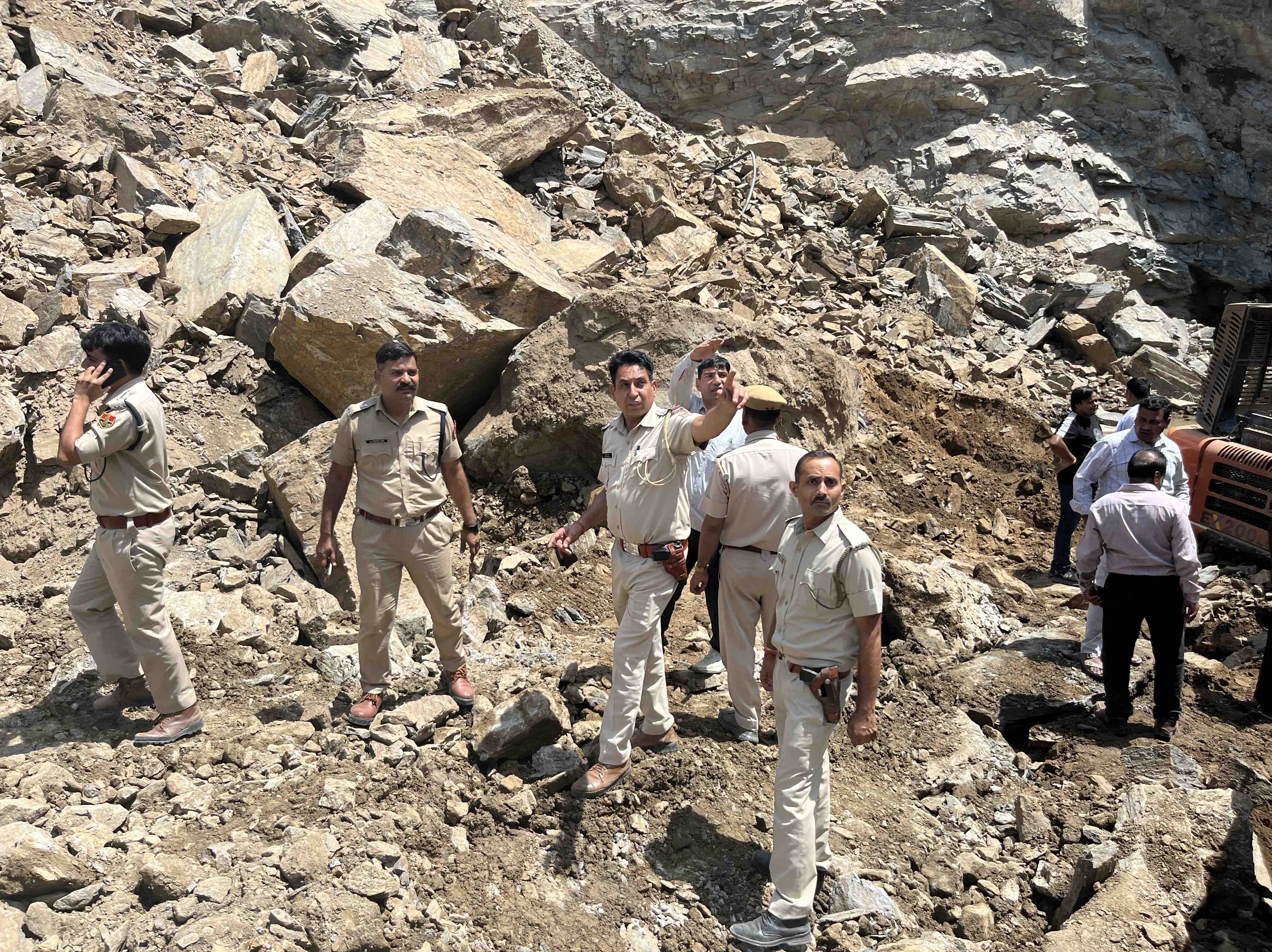 मौेक पर पहुंचे पुलिस और प्रशासन के लोग।