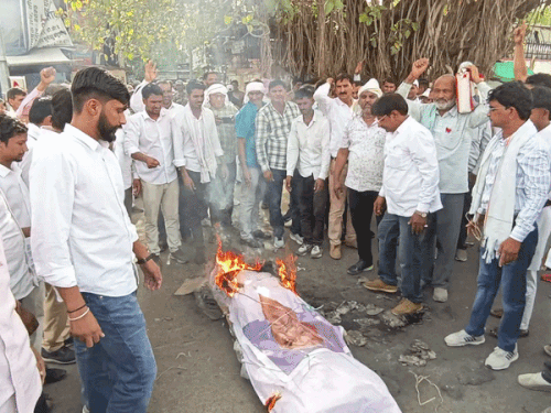 राजस्थान शिक्षक संघ (शेखावत) के बैनर तले हुए विरोध-प्रदर्शन में शिक्षा मंत्री का पुतला फूंका गया।
