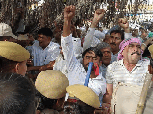 प्रदर्शनकारी जब अंदर कलेक्ट्रेट के अंदर घुसने लगे तो पुलिस ने गेट पर ही रोक दिया।